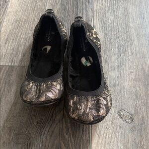Bandolino Black and Gold Patterned Ballet Flats Size 8